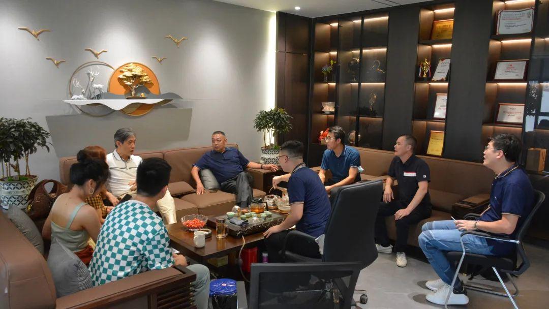 微水泥新品广受关注，吸引中国建筑卫生陶瓷协会宫秘书长前来参观考察！